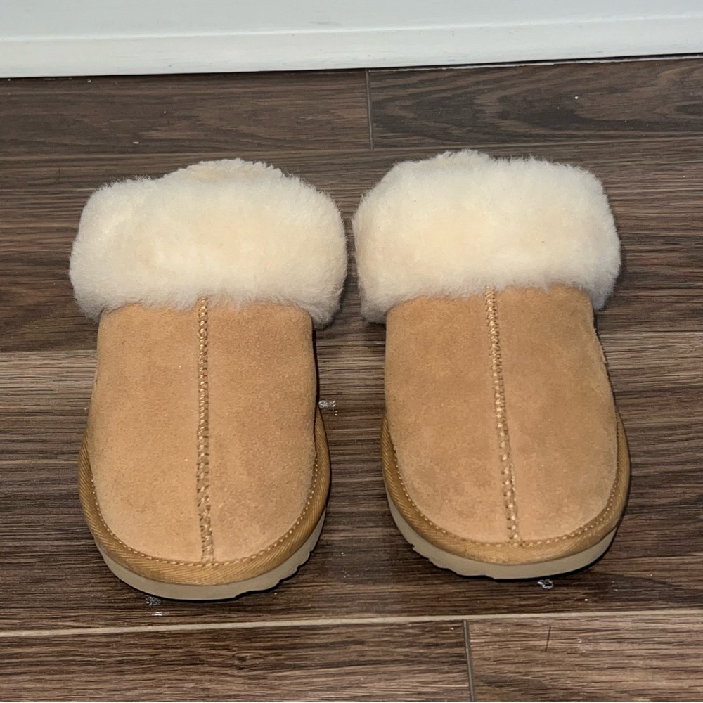 UGG Slippers - Picture 5 of 6